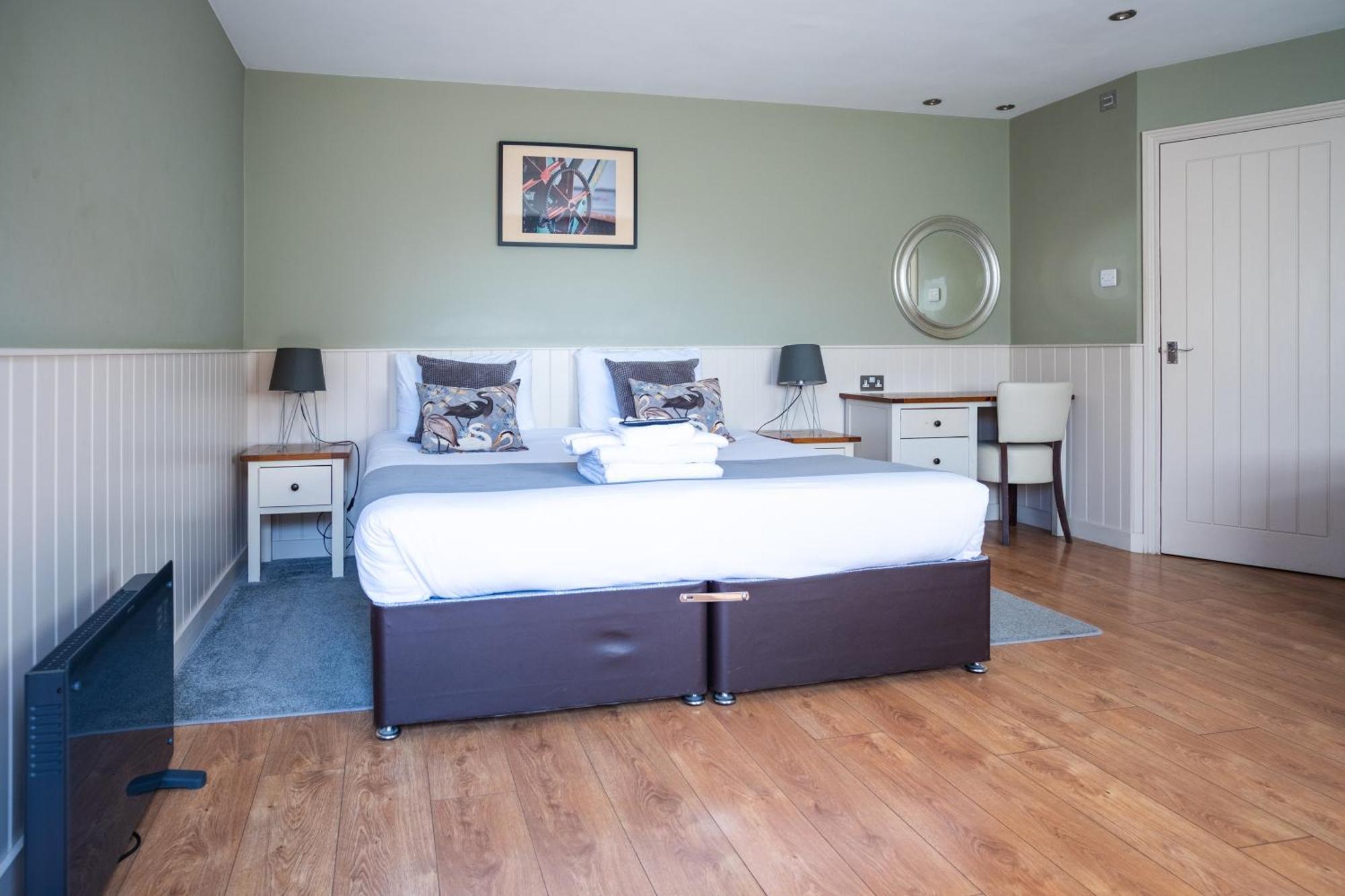 The Oyster Smack Hotel Burnham-on-Crouch Екстериор снимка